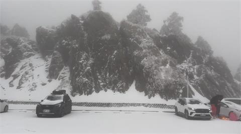 快新聞／寒流來襲！白雪覆蓋合歡山、拉拉山　太平山降冰霰呈銀白世界