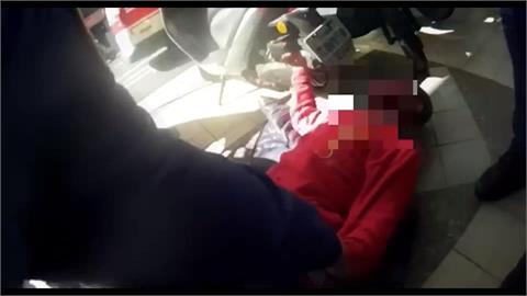 通緝犯倒地裝病打滾 頻耍賴仍遭解送