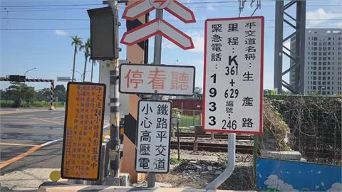 轎車趕通過平交道卡網狀線　柵欄放下直接砸車頂