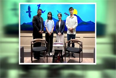 展現工藝之美！手工打造胡桃木椅　蕭美琴親自接見公東高工師生