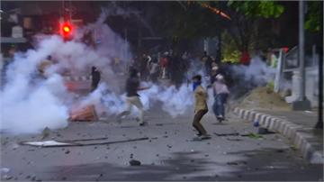 反惡法爆衝突！印尼學生闖國會大樓抗議