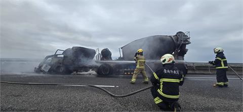 快新聞／台61嚴重車禍！水泥預拌車連撞3車後起火　小貨車上2人送醫後不治