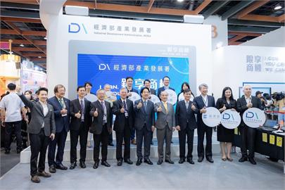快新聞／超親切！遇熱情民眾求合影　賴清德邀王金平一起拍照