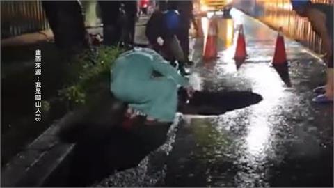 連日豪雨！高雄岡山驚見天坑　嚇壞駕駛急閃避