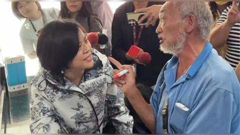 快新聞／民眾黨要開鍘了？李貞秀赴中評會說明　支持者拿紙狂喊「抗議賴清德」