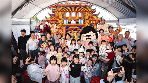 從Podcast到廟埕舞台！「水獺媽媽」蘇巧慧新店說故事　200位親子共襄盛舉