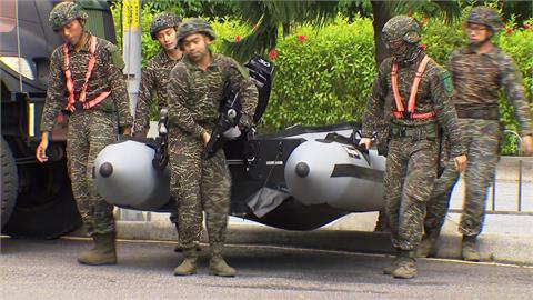 山陀兒步步進逼！國軍進駐宜蘭預防性支援　兩棲裝甲車抵達蘇澳鎮公所