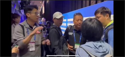 快新聞／中國人野蠻搶台灣賀電　民視記者站第一線嗆爆「你幹什麼？走開！」