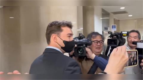 快新聞／忘年戀遇蛇蠍女加老鼠藥險致命！澳洲男肖雷出庭作證　楊女前夫弟也來抗議