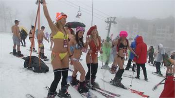 戰鬥民族不怕冷！800多位男女穿泳裝滑雪