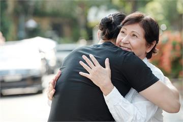 如何跟家人說「我喜歡女生」？女女戀出櫃前的5個溝通策略