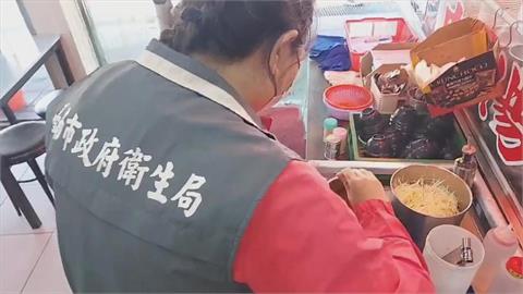 都在台南!牛肉湯老店醬料桶躺整隻蟑螂 民眾到知名麵店吃到蟑螂腳好崩潰