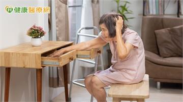 失智長輩常忘密碼或重複領錢？醫療與銀行合作「金融處方箋」守護資產