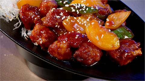 天熱刺激味蕾！水蜜桃、草莓入菜增果香　花生芽搭配脆皮燒肉襯托清甜