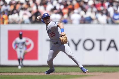 MLB(影)／「二壘手剩一人」內野急拉警報！道奇工具人艾德曼繞壘扭傷恐進IL
