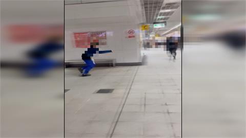 情侶併排搭電扶梯　男子過不去怒罵爆追逐戰
