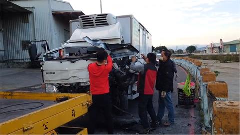 疑疲勞駕駛釀自撞　物流車失控撞大排護欄