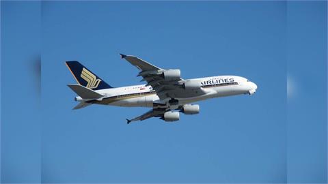 中國空服員「上工首日遭開除」討拍:只拿了瓶水!新航回應「順手牽羊」代價曝