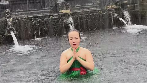 千年湧泉！台男訪峇里島聖泉寺「入池洗禮」　當地人驚曝：這裡被下過毒