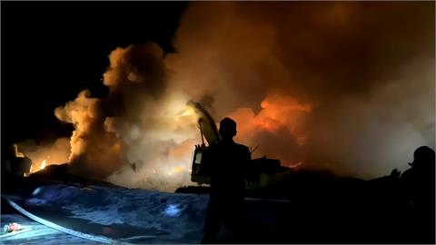 岡山工廠晚間火警 廢棄物燃燒異味擴散