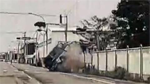 「詭異偏移」高速自撞號誌桿　廂型車側翻駕駛身亡