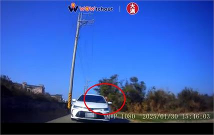 鄉間小徑玩狂逼車？　騎士遇轎車駕駛5度探頭沿路按喇叭