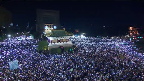 柯文哲凱道之夜湧入超過35萬人　館長陳之漢、艾莉莎莎等人現身