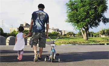 快新聞／林昶佐父親節陪女兒練腳踏車 溫情喊：下次阿爸再跟妳一起加油