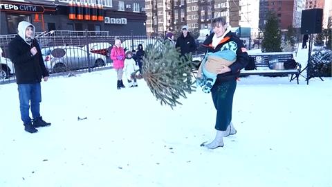 俄推廣「新年樹」回收　頓河畔羅斯托夫市辦丟樹比賽