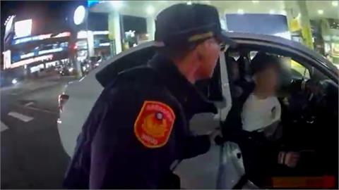 拒檢跑給警察追毒品沿途丟　警破窗逮兩人