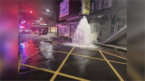 快新聞／蘆洲小客車「撞斷消防栓」駕駛棄車逃逸　水柱狂噴數公尺高