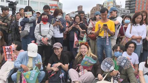 沈伯洋今（26）日將前進基隆市與同黨基隆市長參選人童子瑋合體開講及車掃，在活動開始1.5小時前，現場已經聚集大批「小水滴」守候。（圖／民視新聞）