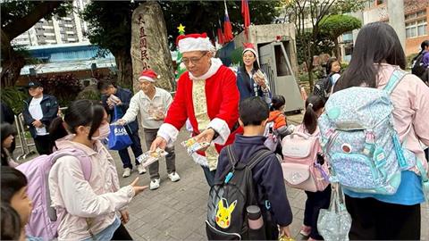 葉林傳化身「聖誕老公公」與里民同歡！小朋友「親手製作薑餅屋」超滿足