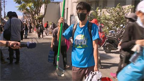 「勺子超人」集結光復！　力拚清完災區側溝
