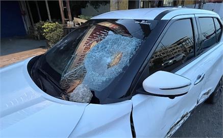 不滿女友前任勾勾纏！　現前任男友街頭砸車互毆