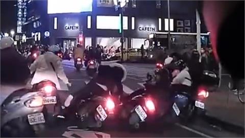 這畫面只能「唉唷」了！　騎士碰撞旁邊機車釀「骨牌倒車」