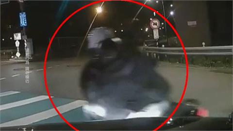 闖紅燈、拒檢、遮車牌樣樣來！　男子擦撞警車肇逃　警開25張罰單