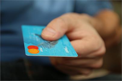 電子支付成趨勢！國人今年刷卡額破4兆　「這年齡層」半年刷111萬最多