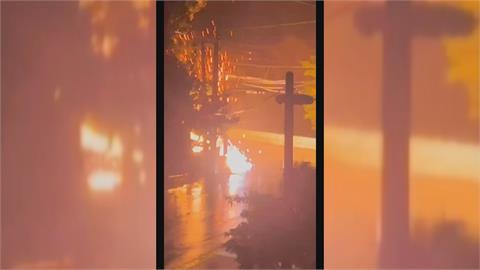 台南整夜風強雨驟　路樹倒塌扯斷電線炸火光