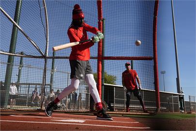 MLB(影)/超扯!「左右開弓」都敲全壘打 紅人球星春訓首戰讓對手都服了