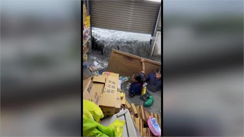 堰塞湖溢流／堰塞湖災情如海嘯！　超市全泡水　民眾「踩收銀台」避難