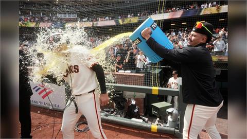 MLB(影) ／「風之孫」被洗禮！李政厚賽後遭隊友狂潑飲料　笑喊：以後每次都來