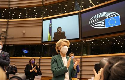 快新聞／全場起立鼓掌！　澤倫斯基歐議會演講「烏克蘭正為生命而戰」讓口譯哽咽
