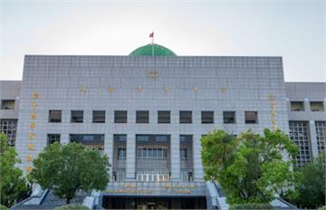 不滿鄰居家中狗吠 莽男帶刀嗆殺狗喝血逼少女脫光看「比比」