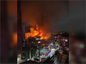 新北五股民宅暗夜大火　火光濃煙竄天畫面曝