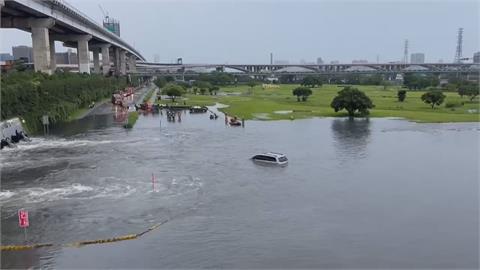 雙北多處淹水　板橋小客車快滅頂　東吳大學前有小河