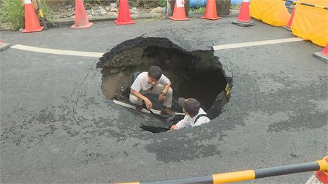 台南市安南區驚現「4米天坑」！　疑年久失修內部鋼筋嚴重鏽蝕