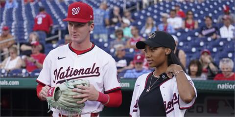 MLB(影)／昔日少棒聯盟超殺女投手　今在大聯盟和昔日被三振男孩重聚