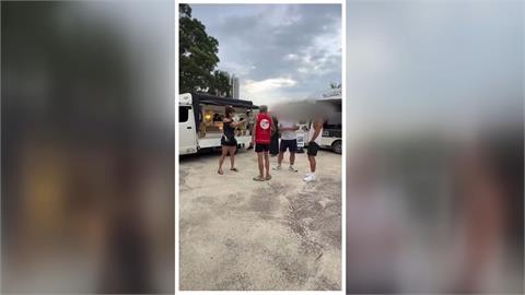 愛心餐車闆娘遭狠瞪！　顧客疑不耐久候　業者霸氣回嗆
