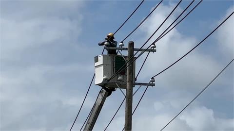 台電人員搶修受損電線桿　泡水進行作業、多日未回家